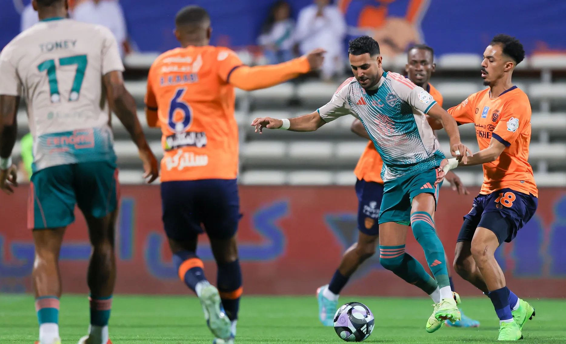 الأهلي يتعادل مع الفيحاء ويفوت فرصة الاقتراب من الصدارة قبيل انطلاق دوري أبطال آسيا