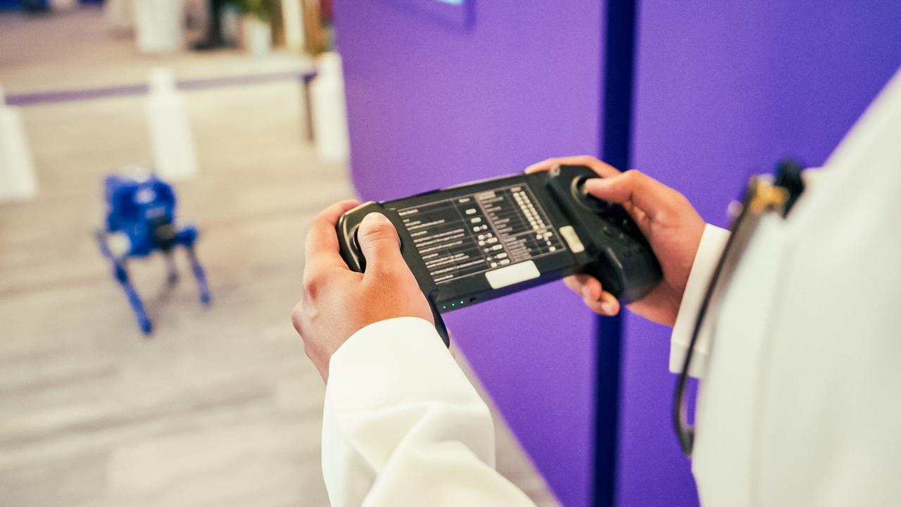 كوادر stc تستعرض حلول التحكم والتشغيل الذكي ضمن منظومة الخدمات الرقمية المخصصة لدعم ضيوف الرحمن في المشاعر المقدسة خلال موسم الحج.