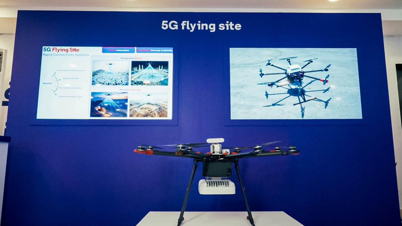 stc تعرض خدمة الأبراج الطائرة لشبكة الجيل الخامس 5G Flying Site، المعتمدة على طائرات الدرون لتعزيز التغطية واستمرارية الاتصال في المشاعر المقدسة.