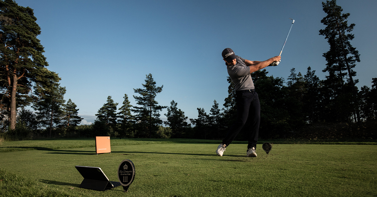 يؤدي أحد لاعبي الجولف ضربة باستخدام تقنية TrackMan، التي تشكّل الأساس لمنافسات ONEDER SHOT الافتراضية المعتمدة على الدقة.
