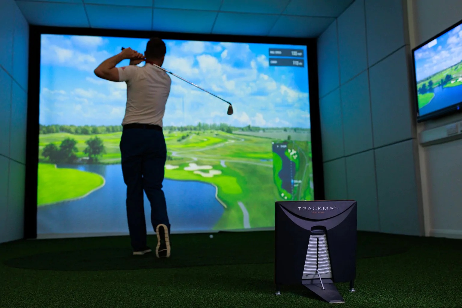 يجمع جهاز TrackMan 4 Launch Monitor بين التتبع المتقدم للكرة ومحاكاة الجولف التفاعلية، ليشكّل الركيزة التقنية التي تقوم عليها ONEDER SHOT.