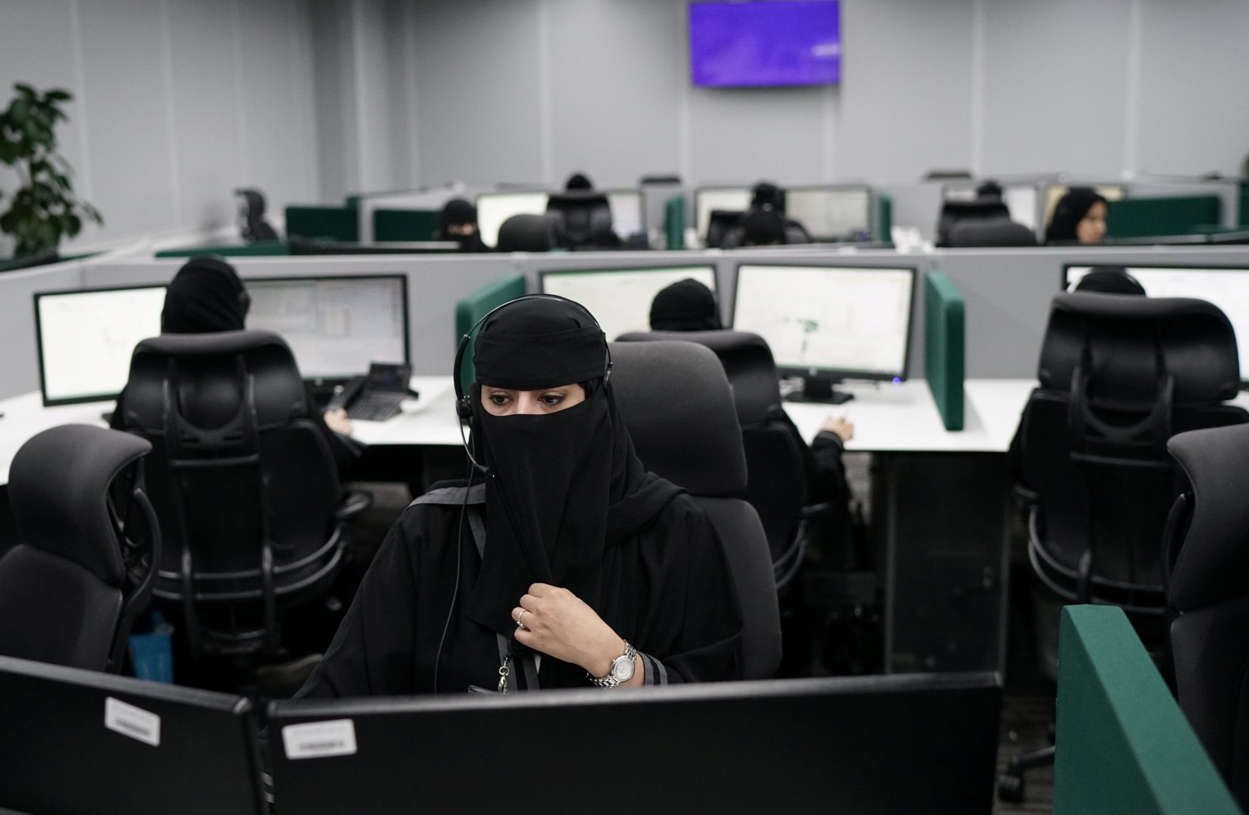 إحصائيات المرأة السعودية في العمل: تطور وتحولات