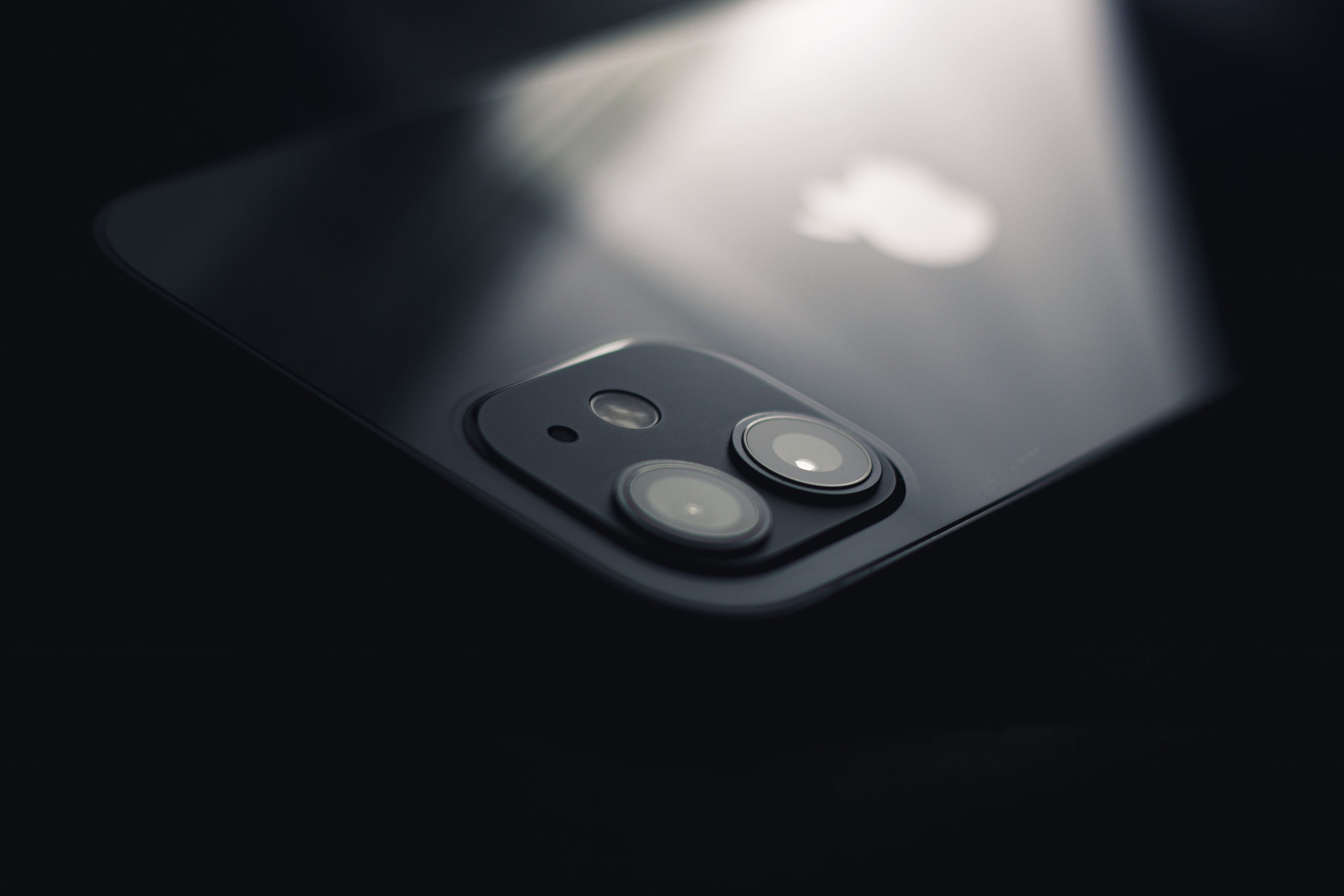 هل حان وقت شراء آيفون؟ أزمة رقائق الذكاء الاصطناعي قد تدفع أسعار iPhone 18 إلى مستويات جديدة