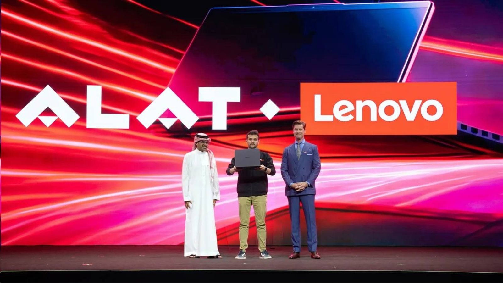 منصة آلات ولينوفو خلال كشف أول حاسوب محمول مصنوع في السعودية